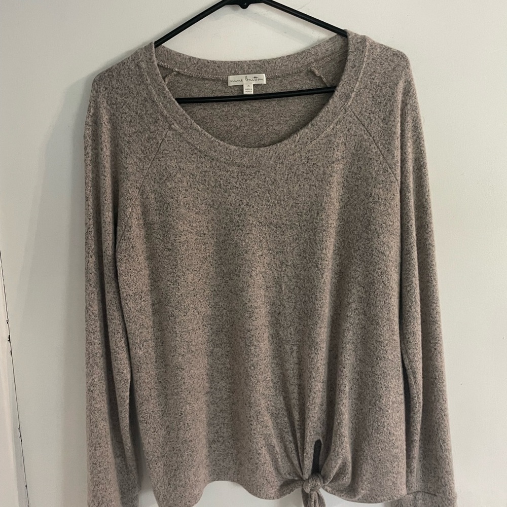 Nine Britton Women’s Heather Gray Knit Top in medium